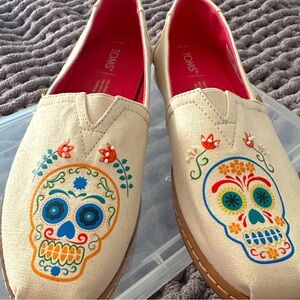 Toms Alpargata Leather Wrap Day of the Dead skull, never worn, women’s size 8.5
